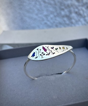 Sterling silver and Harris Tweed -
3mm bangle with a 52x 20mm top