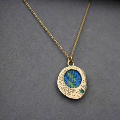 9ct Yellow Gold , Harris Tweed - Approx 20mm- 18inch Chain
2.5mm Emerald 1.5mm Diamond