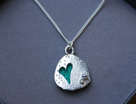 Sterling Silver and Harris Tweed. Pendant approx 20x20mm, 18inch chain.
2mm black Onyx and Aqua Marine
